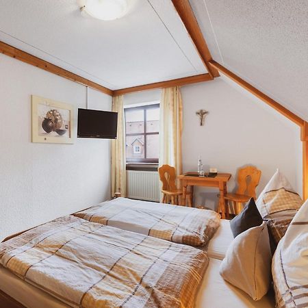 Fremden- Und Monteurzimmer "Zum Ochsen" Flieden Bagian luar foto