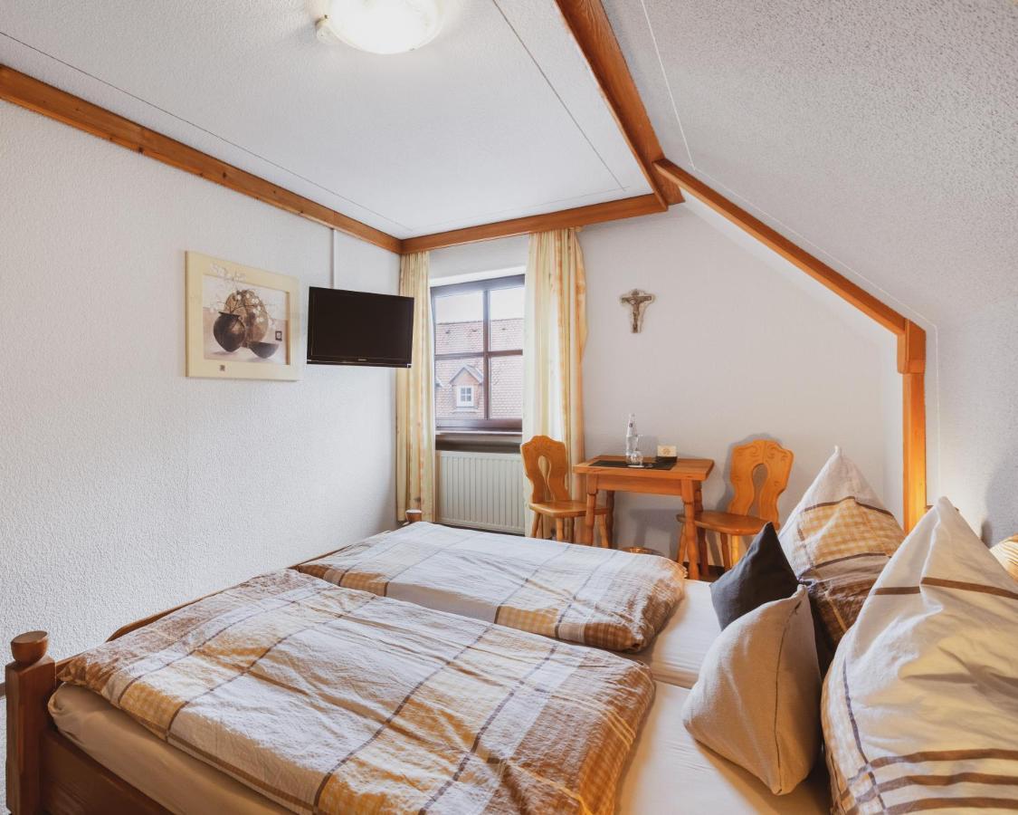 Fremden- Und Monteurzimmer "Zum Ochsen" Flieden Bagian luar foto